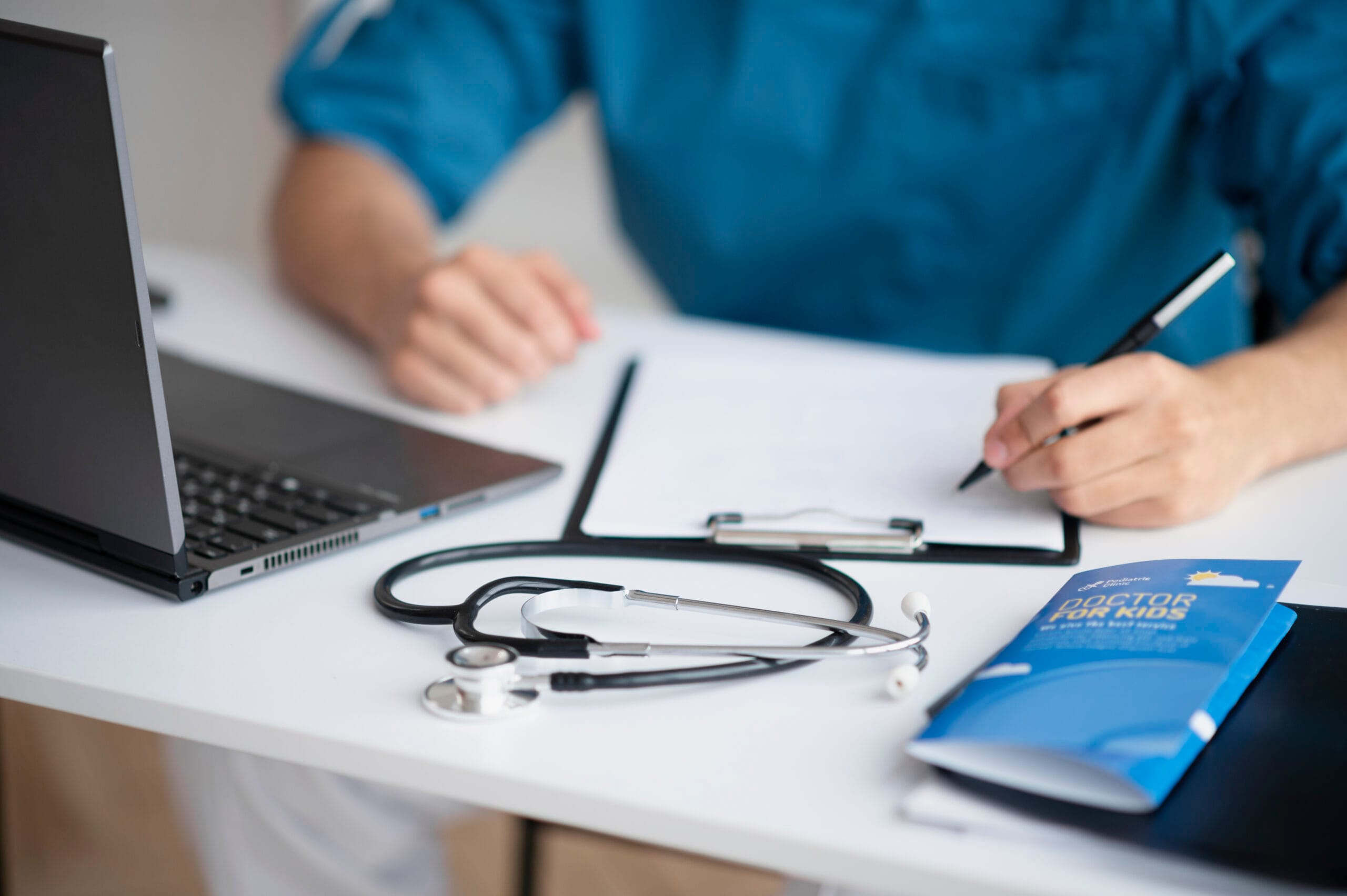 medico-fazendo-seu-trabalho-em-consultorio-de-pediatria medico-fazendo-seu-trabalho-em-consultorio-de-pediatria